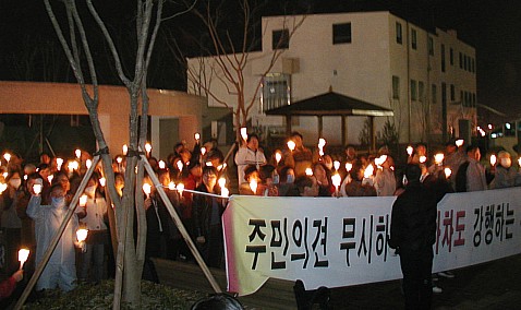 주민 100여명이 고가차도공사를 강행한 김용서 수원시장에게 항의하기 위해 망포동 김시장 아파트단지 앞에서 촛불시위를 벌이고 있다. 